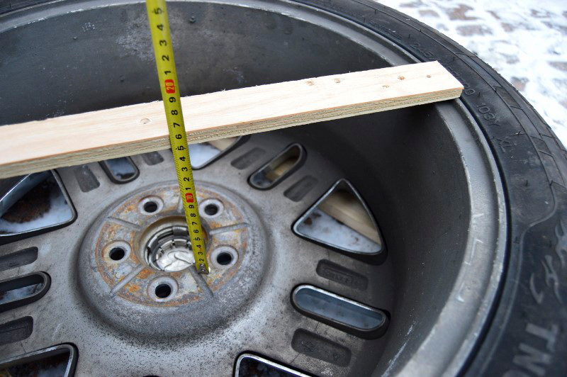 Measure the wheel offset with the help of a wooden plank and measuring tape