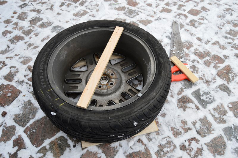 Measure the wheel offset with the help of a wooden plank